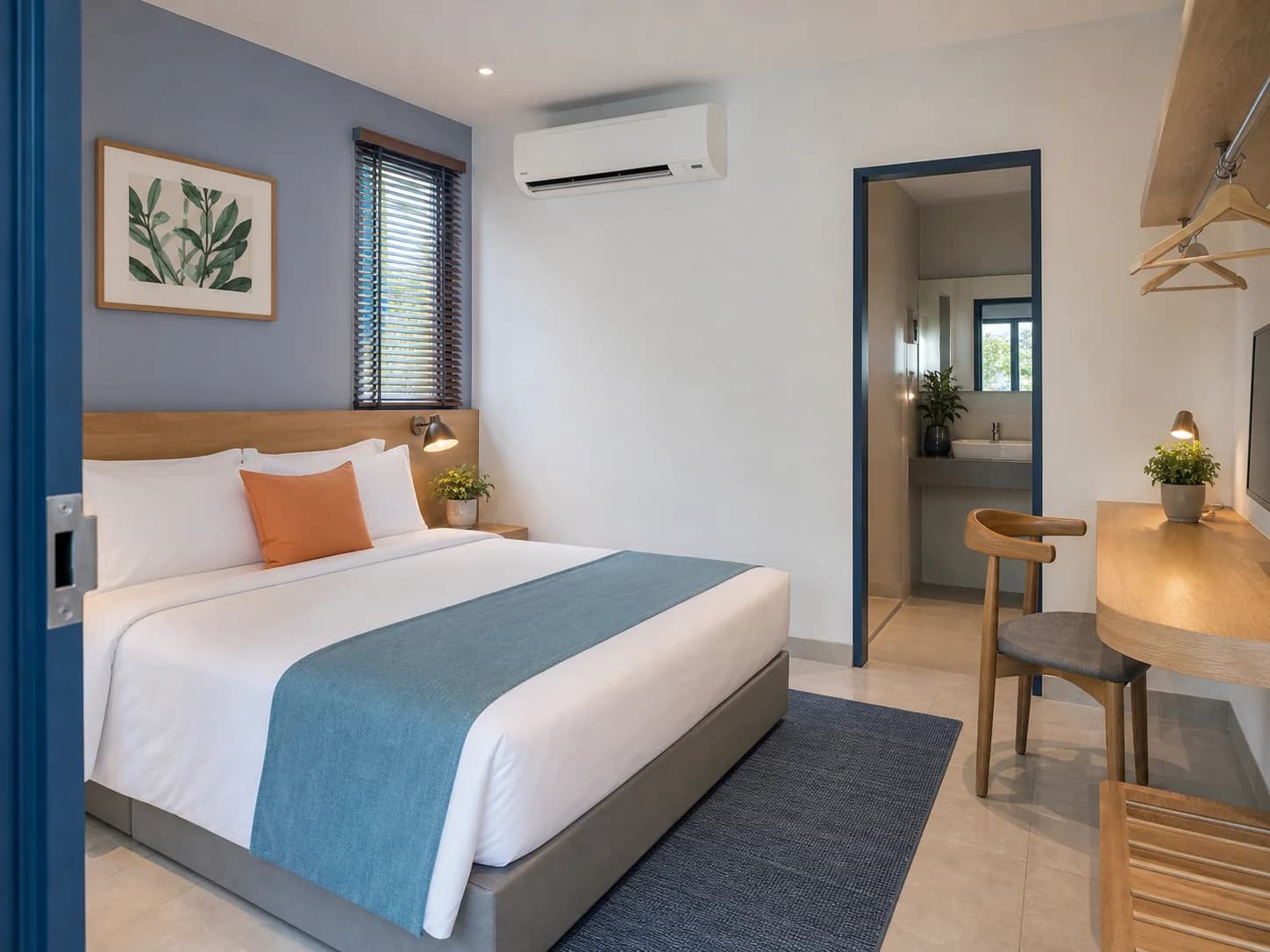Standard Room เตียงควีน โทนสีน้ำเงินและไม้ พร้อมโต๊ะทำงาน